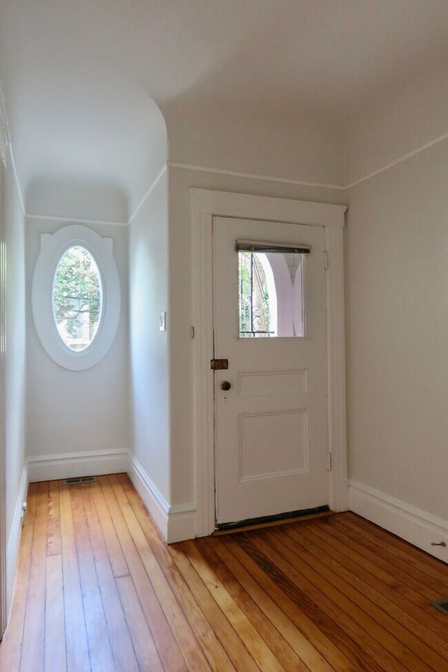 Building Photo - Freshly Updated Pet Friendly First Floor with Parking and Laundry