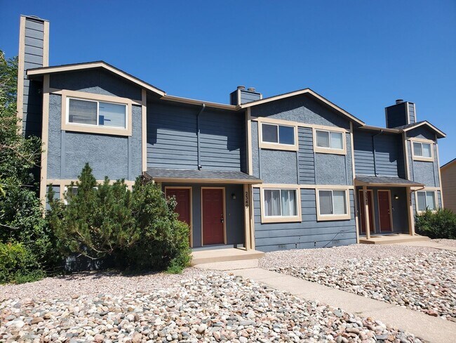 Building Photo - Townhome Style Living!