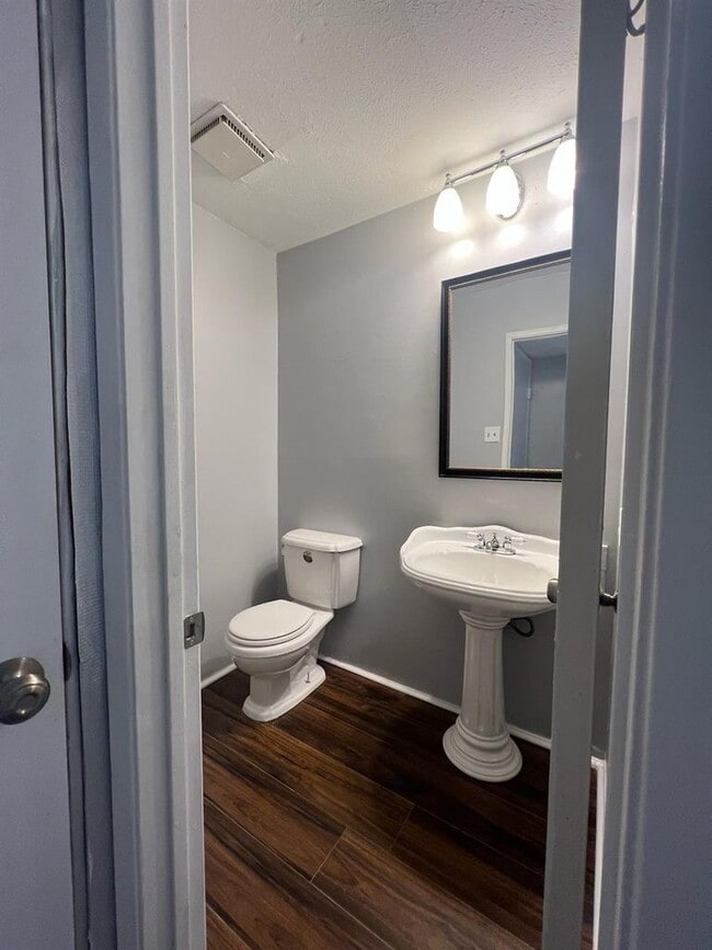 Building Photo - 8103 Edgebrook Forest Ct