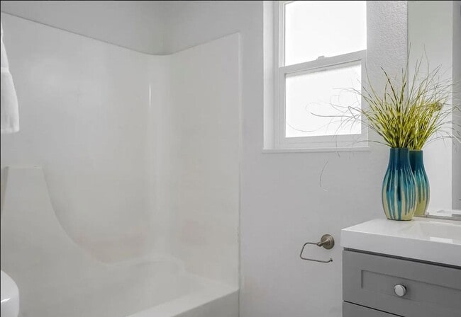 Building Photo - Fully Renovated Park Hill Townhome - 5 Bedrooms!