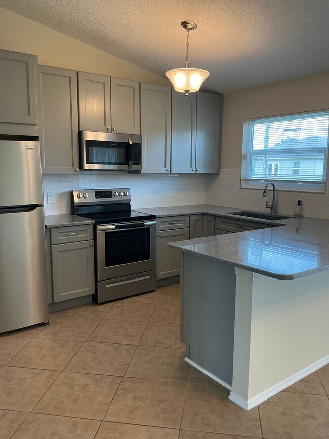 Building Photo - Beautiful  3 / 2  rental home