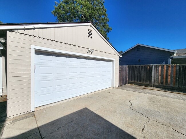 Building Photo - Charming 2 Bedroom, 2 Bathroom Home in Redwood City