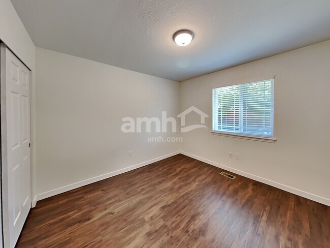 Building Photo - 10415 Red Fern Ct SE