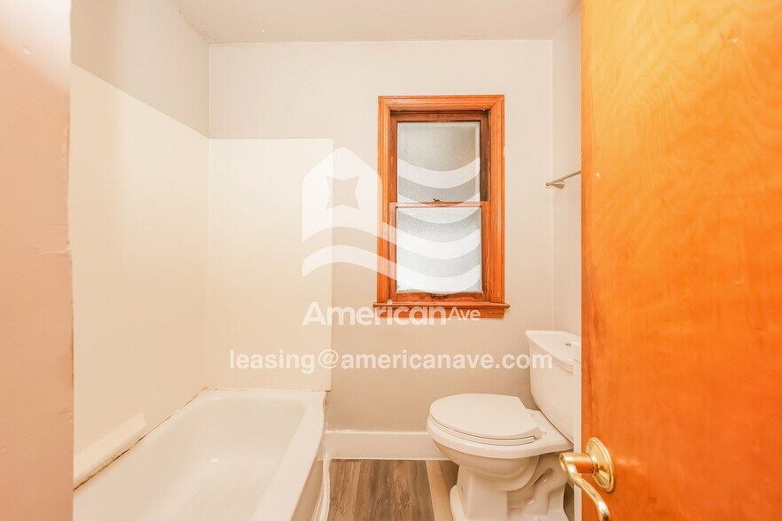 Building Photo - 364 E 330th St