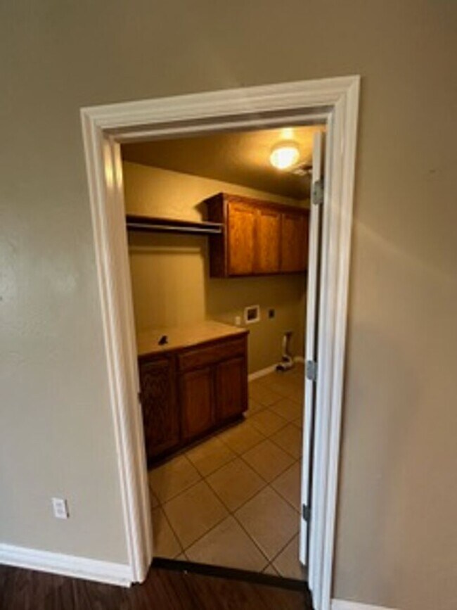 Building Photo - Convenient Location with easy access to So...