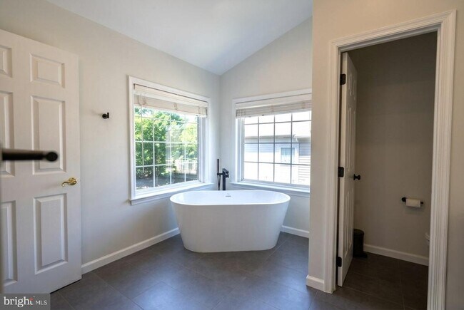 Building Photo - 4658 Hummingbird Ln