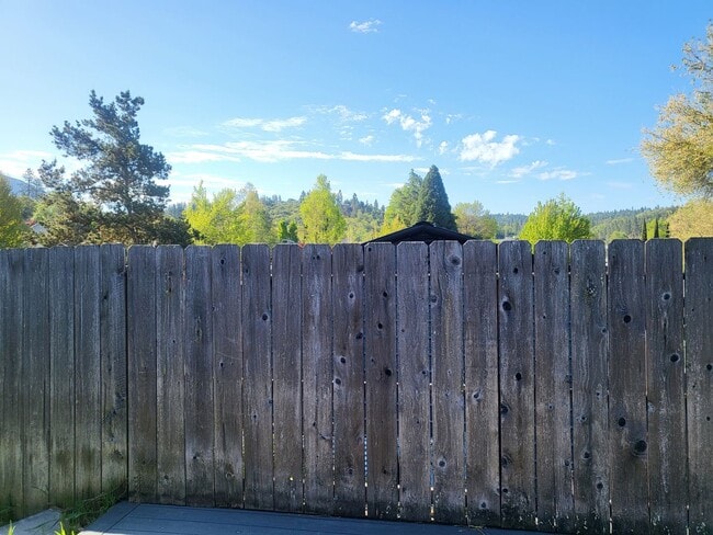 Building Photo - 3 bed 2 bathHome for Rent in Grants Pass