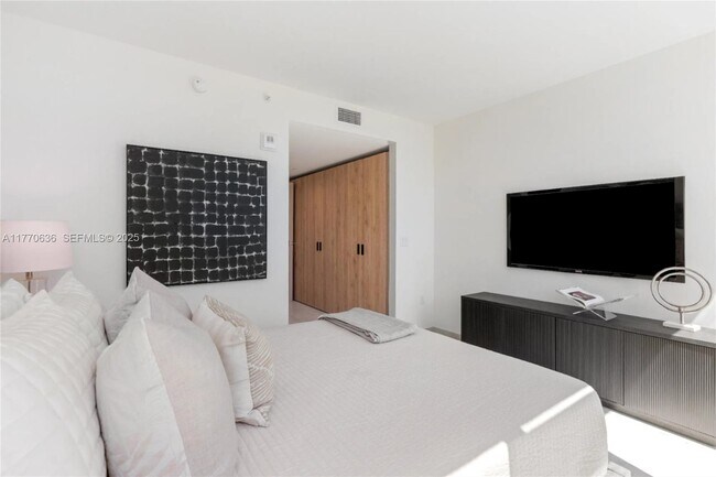 Building Photo - 10281 W Bay Harbor Dr