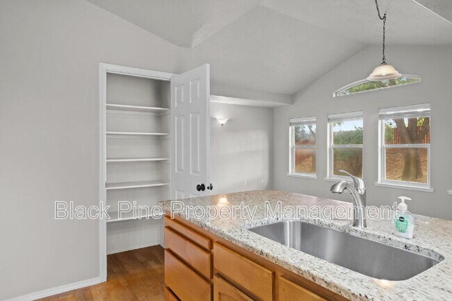 Building Photo - 543 W Bosanka Dr