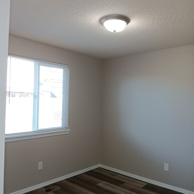 Building Photo - Relax and Enjoy Your Next Home in Monouth!