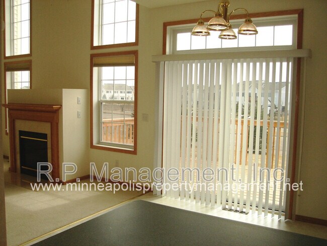 Building Photo - 15220 Florist Cir