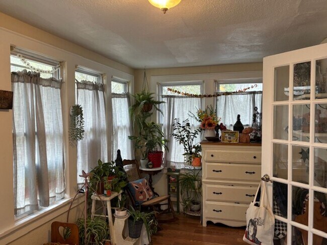 Building Photo - 2739 Buchanan St NE