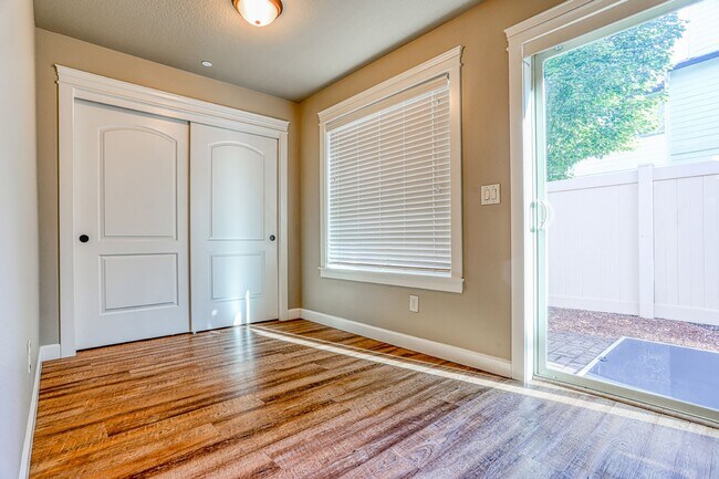 Building Photo - Centrally Located 4 Bedroom Townhome with Attached Garage & AC