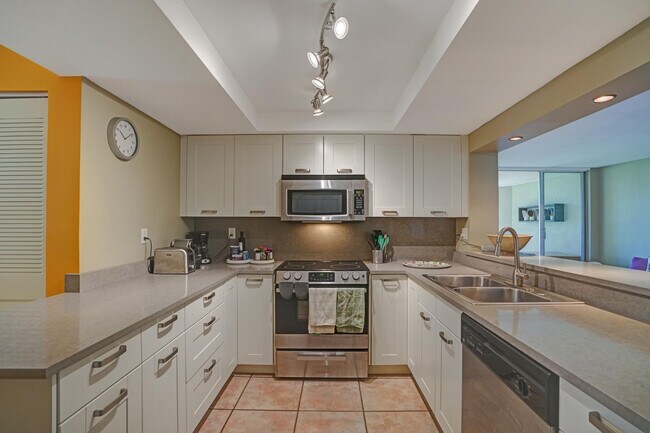 Building Photo - 1831 Sabal Palm Dr