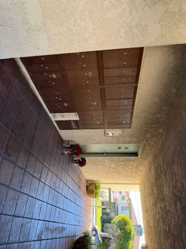 Building Photo - 330 N Chapel Ave