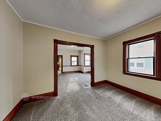 Building Photo - 424 E Park Ave