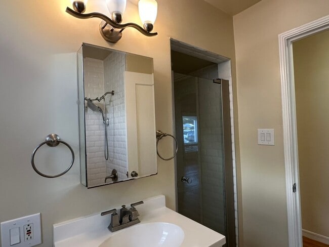 Building Photo - Epic REA - Great Home w/2 BR/1 BA Plus Bonus Loft in Mills Park Neighborhood