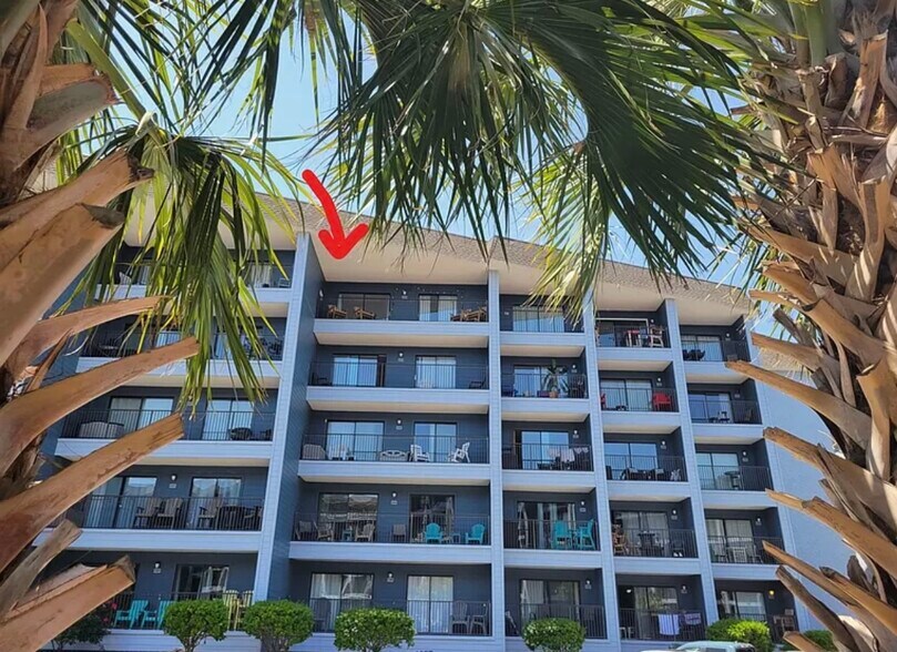 Large private balcony - 5905 S Kings Hwy