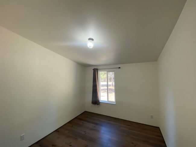 Building Photo - ? Cozy Charm on Almost an Acre in La Pine ?