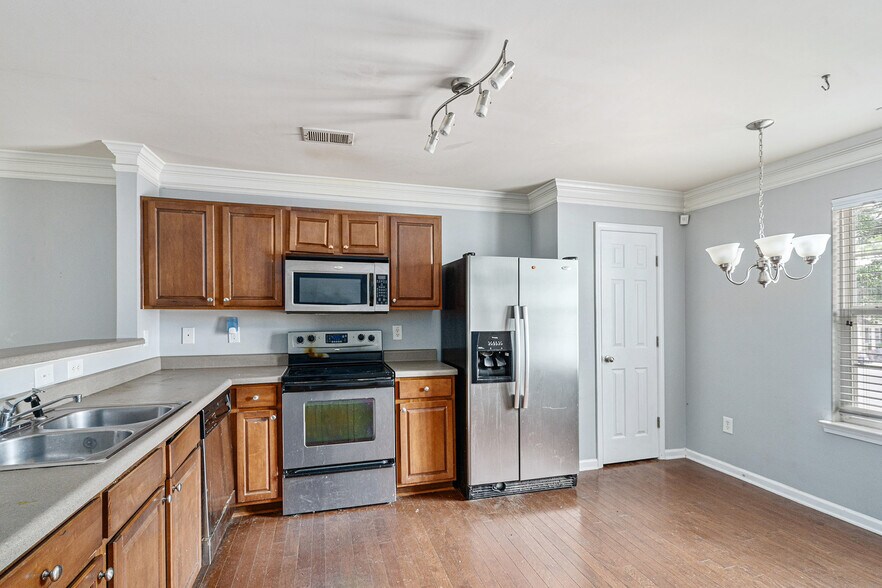 Building Photo - 703 Crestwell Cir SW