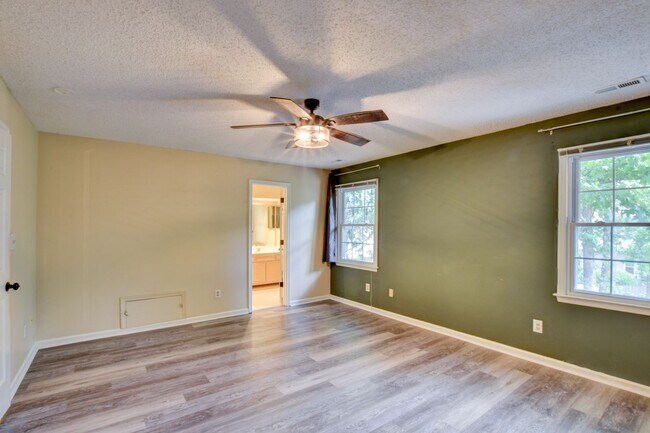 Building Photo - 922 Willow Point