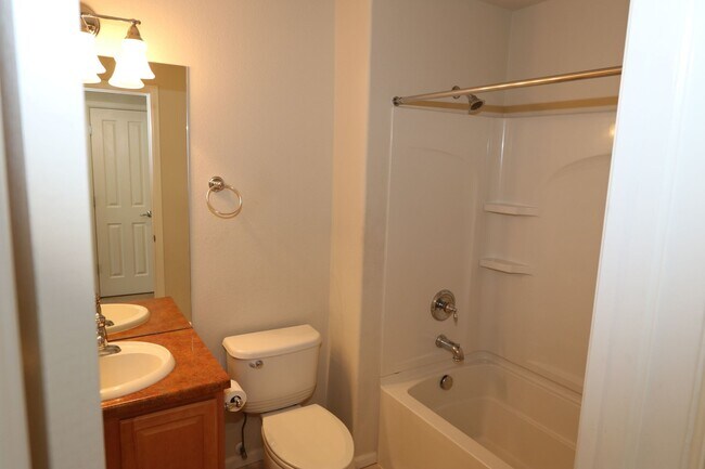 Building Photo - 3 bedroom townhome, NE Colorado Springs
