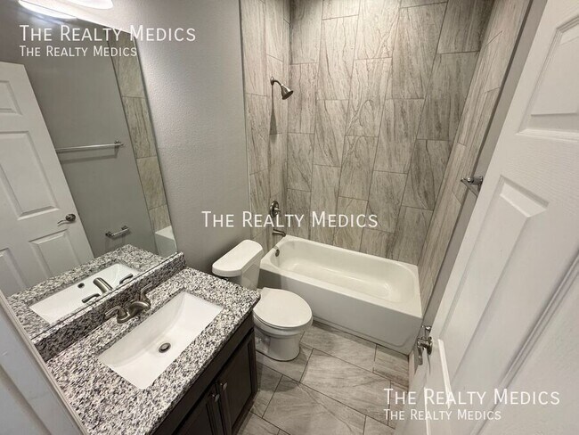 Building Photo - 2570 SE Rayburn Ave