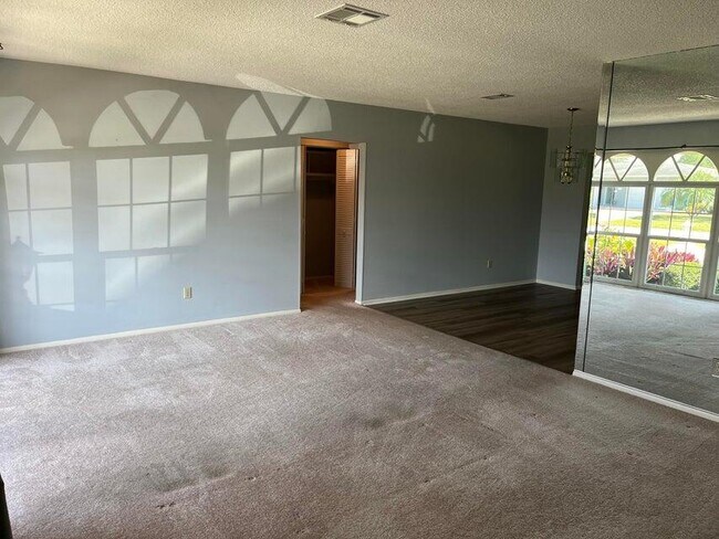 Building Photo - 1333 SE San Sovina Terrace