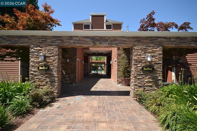 Building Photo - 182 Eastridge Dr