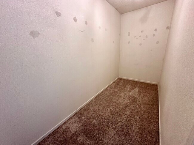 Building Photo - Perry Township 3 bedroom 2.5 bathroom
