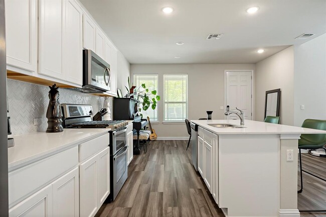 Building Photo - 8013 Lennon Dr