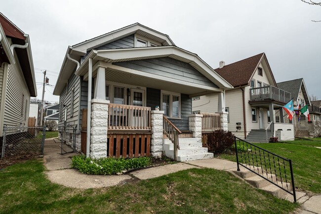 Building Photo - 3 Bedroom Single Family Home in West Allis