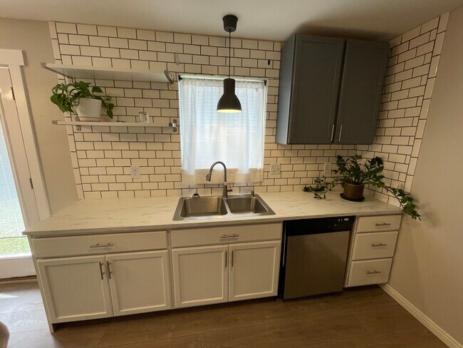 Building Photo - 781 N 950 W St