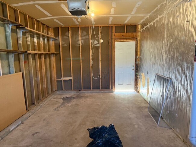 Building Photo - 3 Bedroom Townhome in FC!