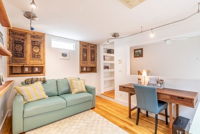 Building Photo - 54 Trowbridge St