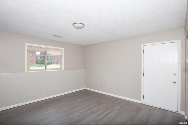 Building Photo - 3430 Holiday Ct