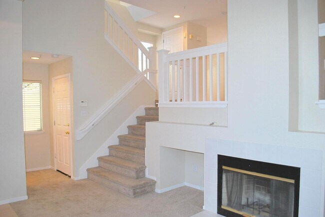 Building Photo - REDUCED ! Bright & Modern Townhouse in Beautiful Danville! Close to Blackhawk Plaza!