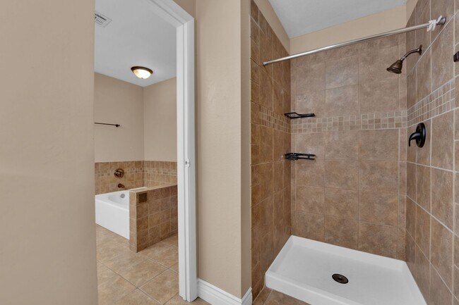 Building Photo - Beautiful 4 bed/ 3 bath POOL Home For Rent