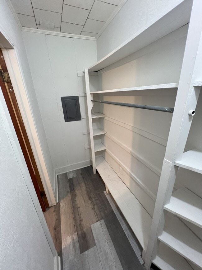 Building Photo - 4 bedroom, 2 bathroom home located in Bato...
