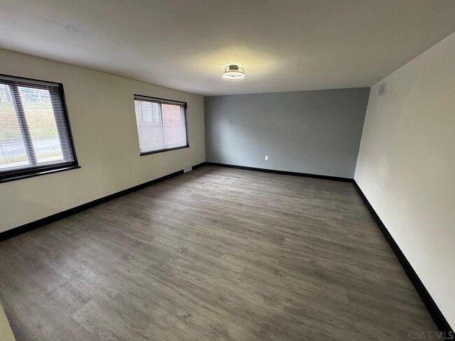Building Photo - 1201 Heeney Ave