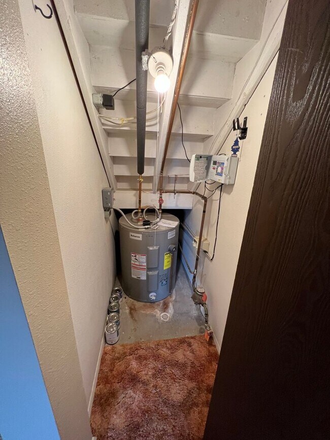 Building Photo - 3 Bedroom, 1.5 Bath Townhome W/ Attached S...