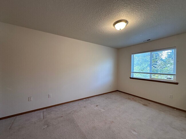 Building Photo - Welcome to this spacious and inviting single-family home w/fully fenced backyard! New Carpet Inst...
