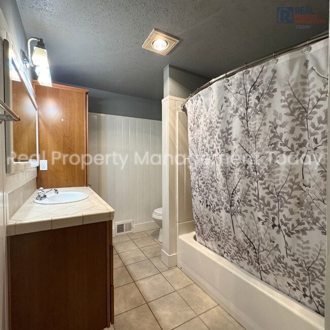 Building Photo - Charming 5 Bedroom + Huge yard!