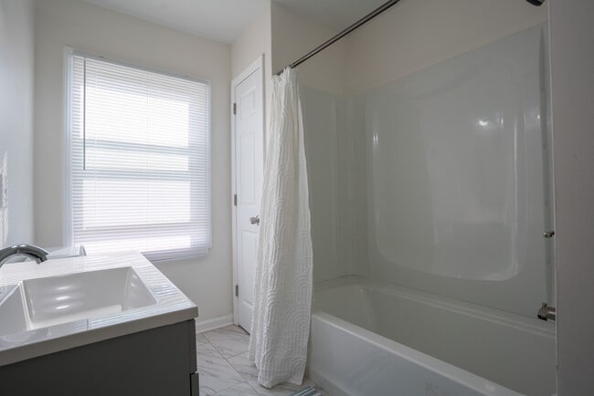 Building Photo - 411 Bromwell Dr