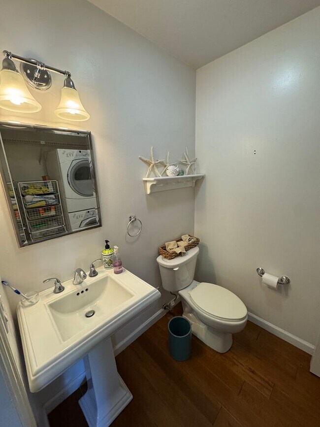 Building Photo - Beautiful 3bd/2.5 bath Single Family Home