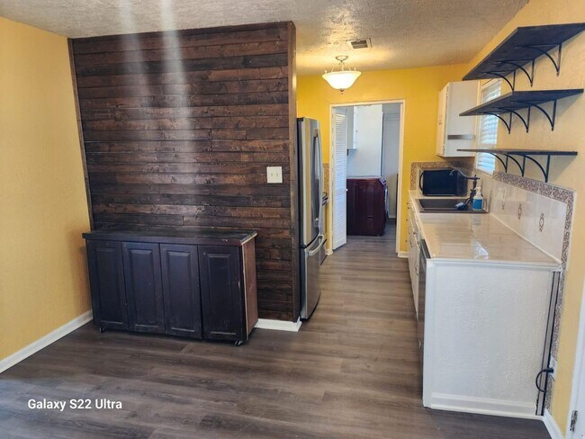 Building Photo - Beautiful house for Lease in Manor Downtow...