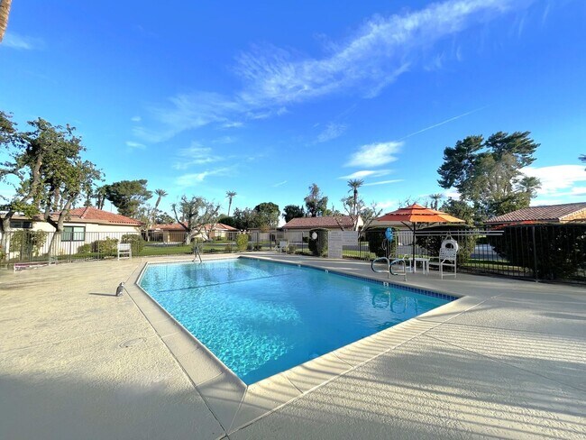 Building Photo - AVAILABLE NOW!  3 Bedroom 2 Bathroom Condo in Sunrise Country Club