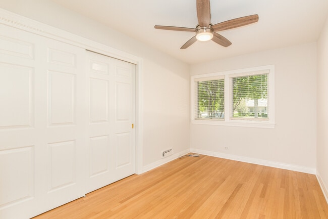 Building Photo - 924 Brookline Ln