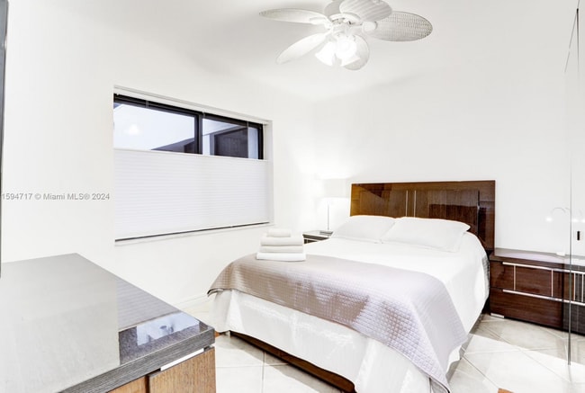 Building Photo - 1910 N Surf Rd