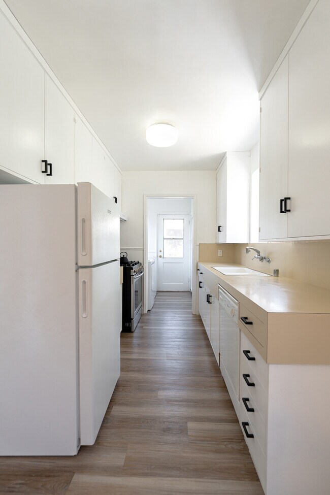 Building Photo - 233 W 64th St